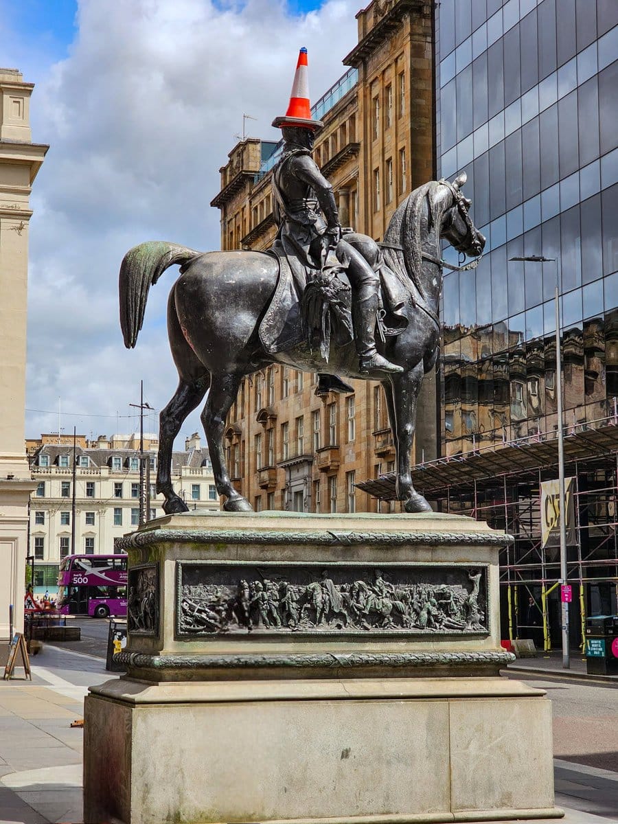 Statue des Duke of Wellington in Glasgow, mit Verkehrskegel auf dem Kopf