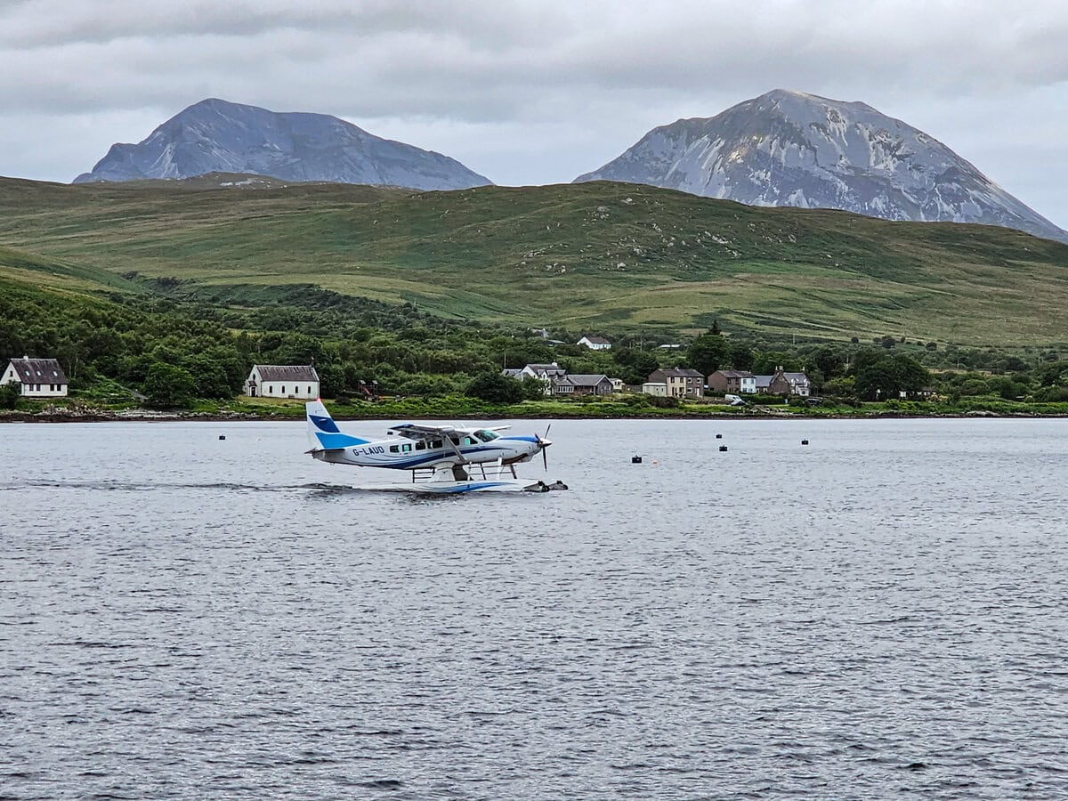 Insel Jura in Schottland: Die Berge Paps of Jura mit Wasserflugzeug in der Bucht von Jura