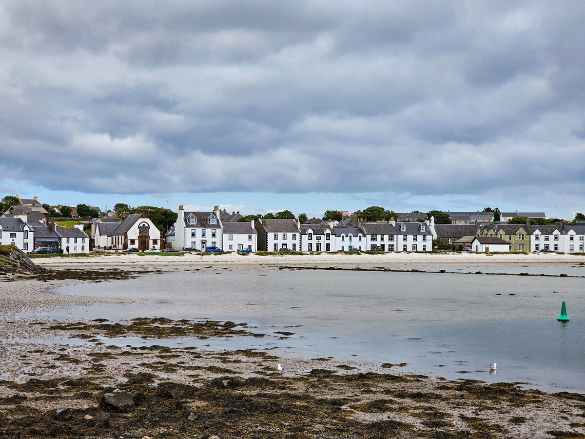 Port Ellen Bucht mit Häusern und Unterkünften
