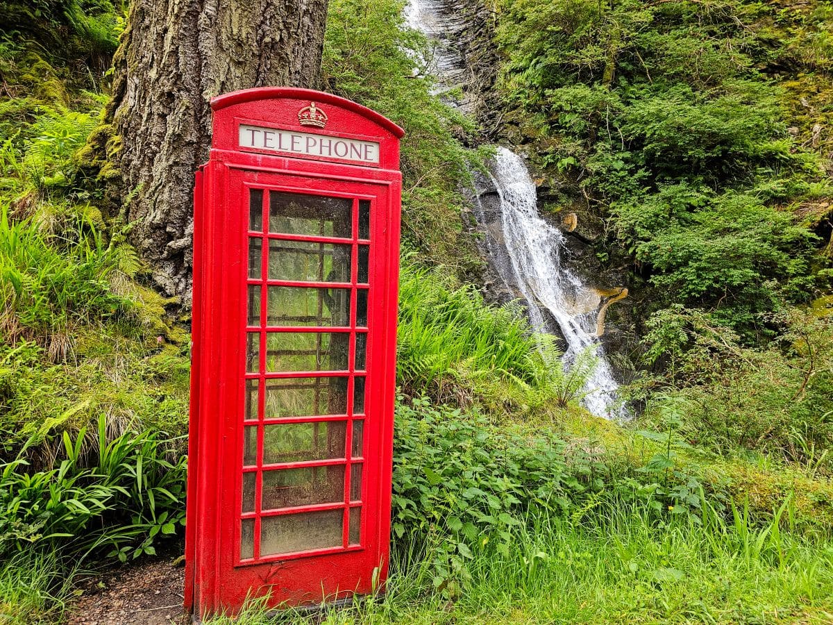 Wasserfall an der Roten Telefonzelle auf der Insel Mull
