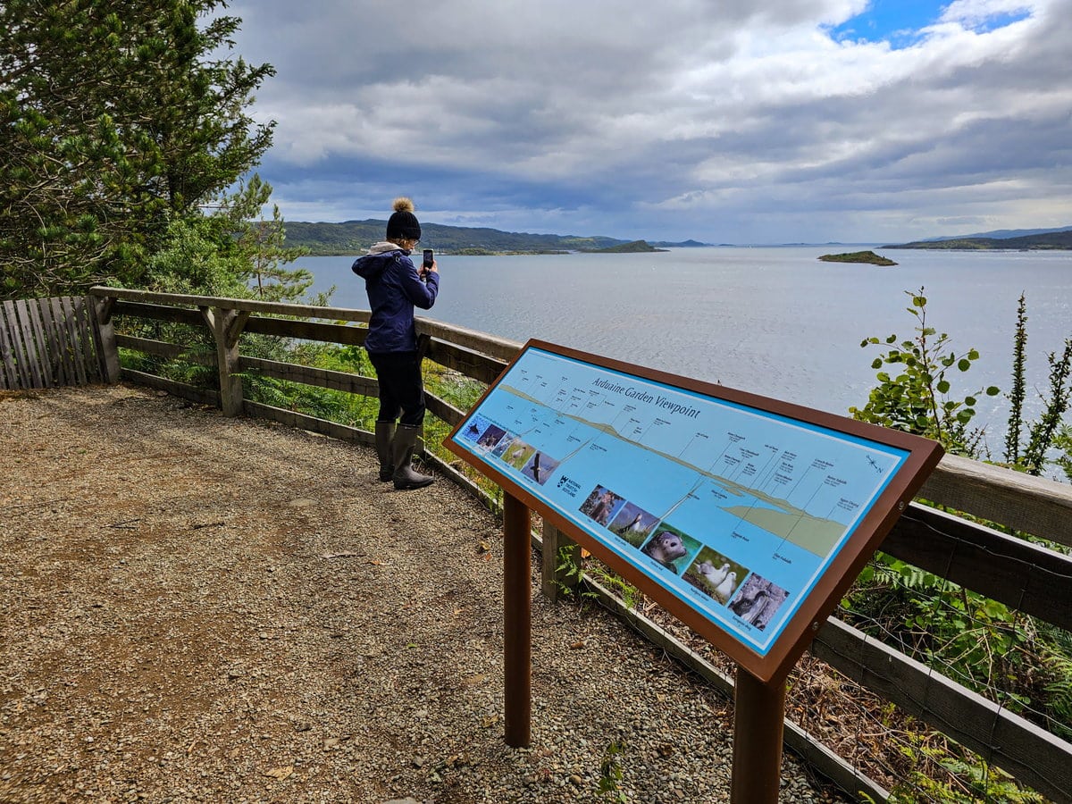 Ausblick auf die Inseln Schottlands vom Arduaine Garden bei Oban