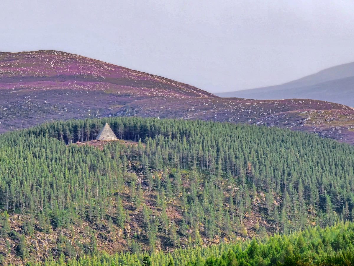 Prince Albert Pyramide aus der Ferne im Cairngorms National Park