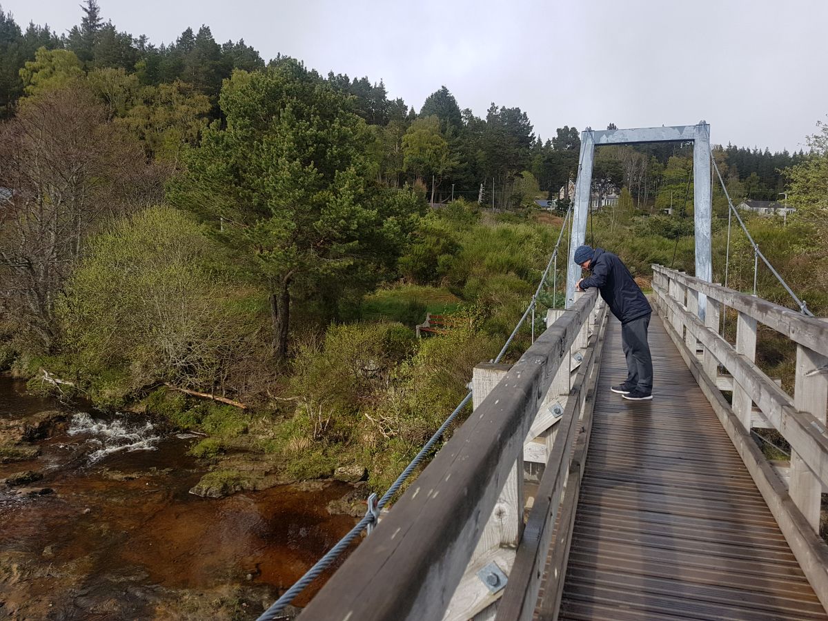 Chris von Reisekröten, auf einer Holzbrücke in den Cairngorms von Schottland
