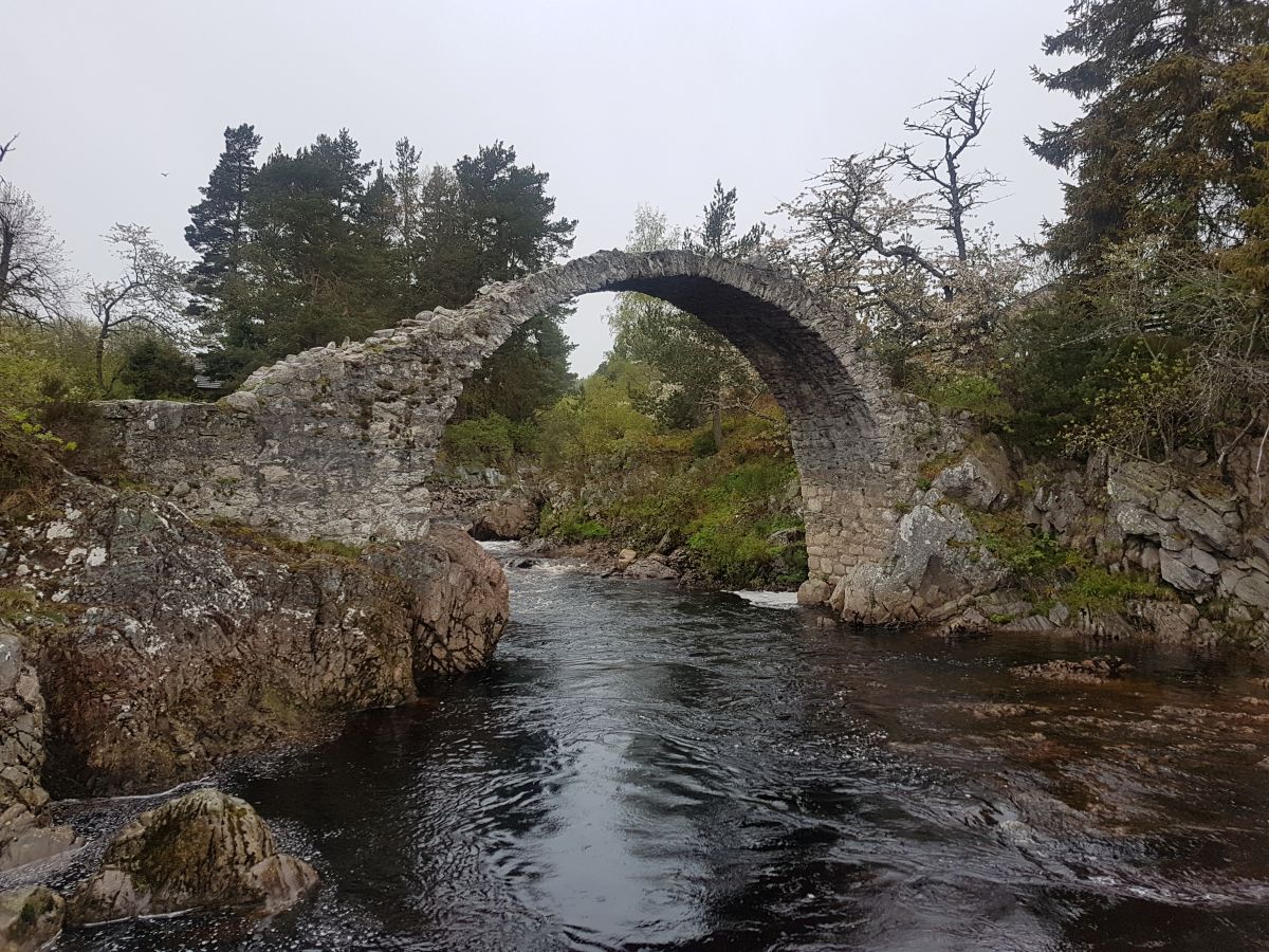 Old Packhorse Bridge, in Carrbridge, in den Cairngorms von Schottland