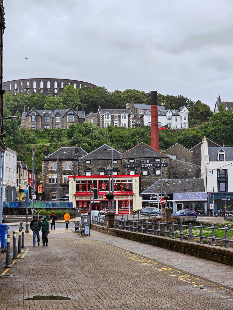 Ausblick auf den McCaigs Tower und die Oban Destillerie