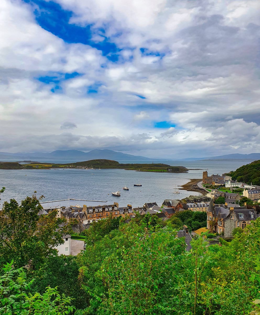 Ausblick über die Bucht von Oban vom McCaigs Tower auf die Inseln Kerrera und Mull