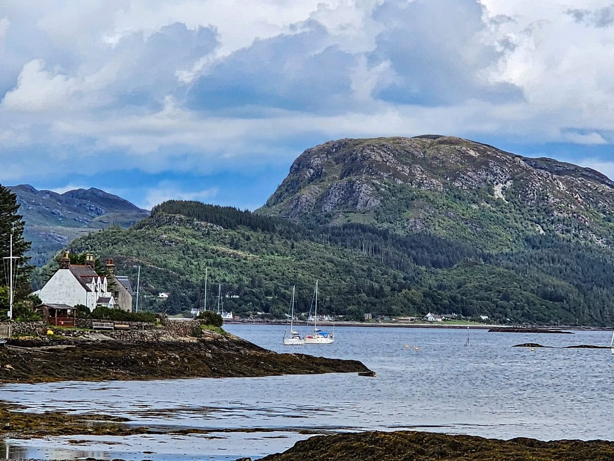 Ausblick von Plockton aufs Meer an der Westküste von Schottland