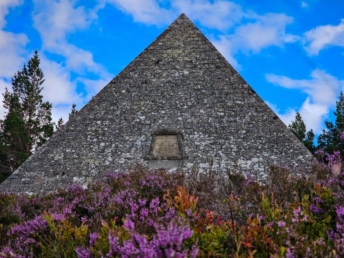 Prince Albert Pyramide in den Cairngorms auf dem Balmoral Estate