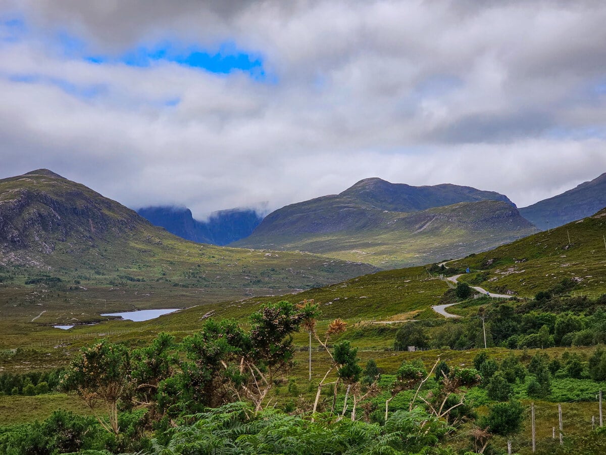 Straße auf die Coigach Halbinsel nach Achiltibuie in Schottland an der Westküste
