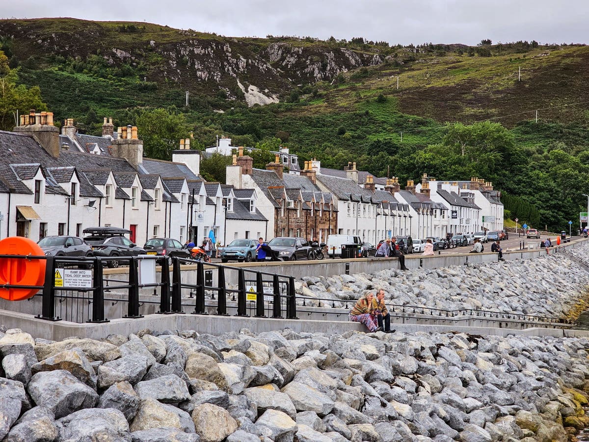 Neue Hafenpromenade von Ullapool in den Highlands
