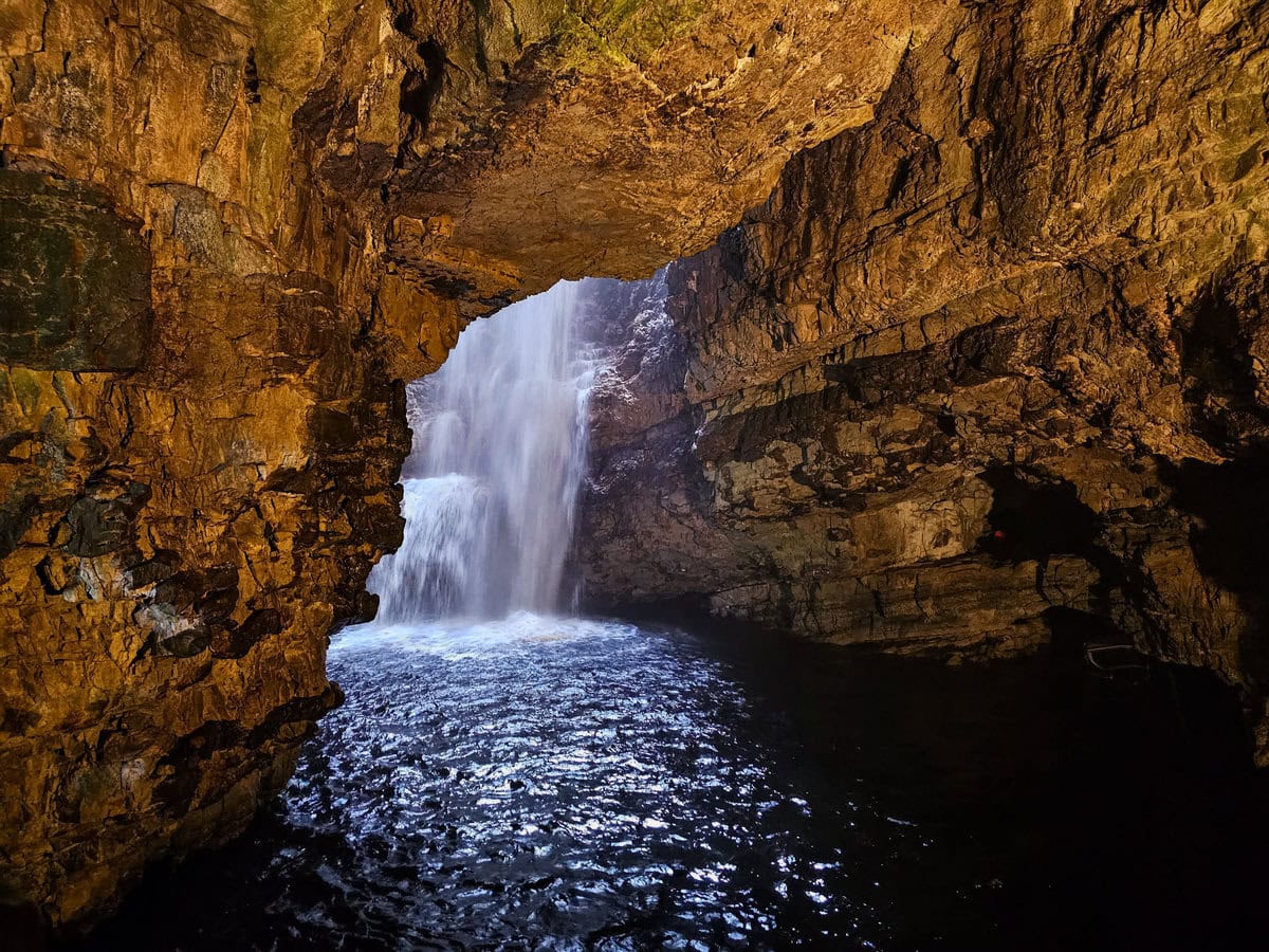 Unterirdischer Wasserfall in den Smoo Caves in Schottland