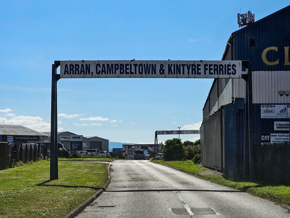 Einfahrt auf das Gelände am Fährterminal in Ardrossan für die Fähre auf die Insel Arran