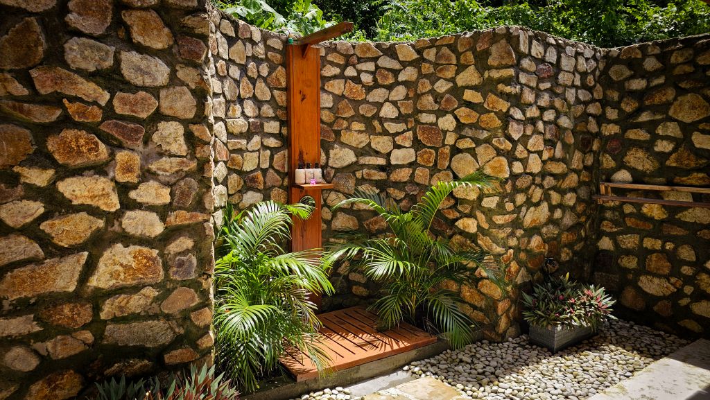 Badezimmer im Freien in der Gartenvilla