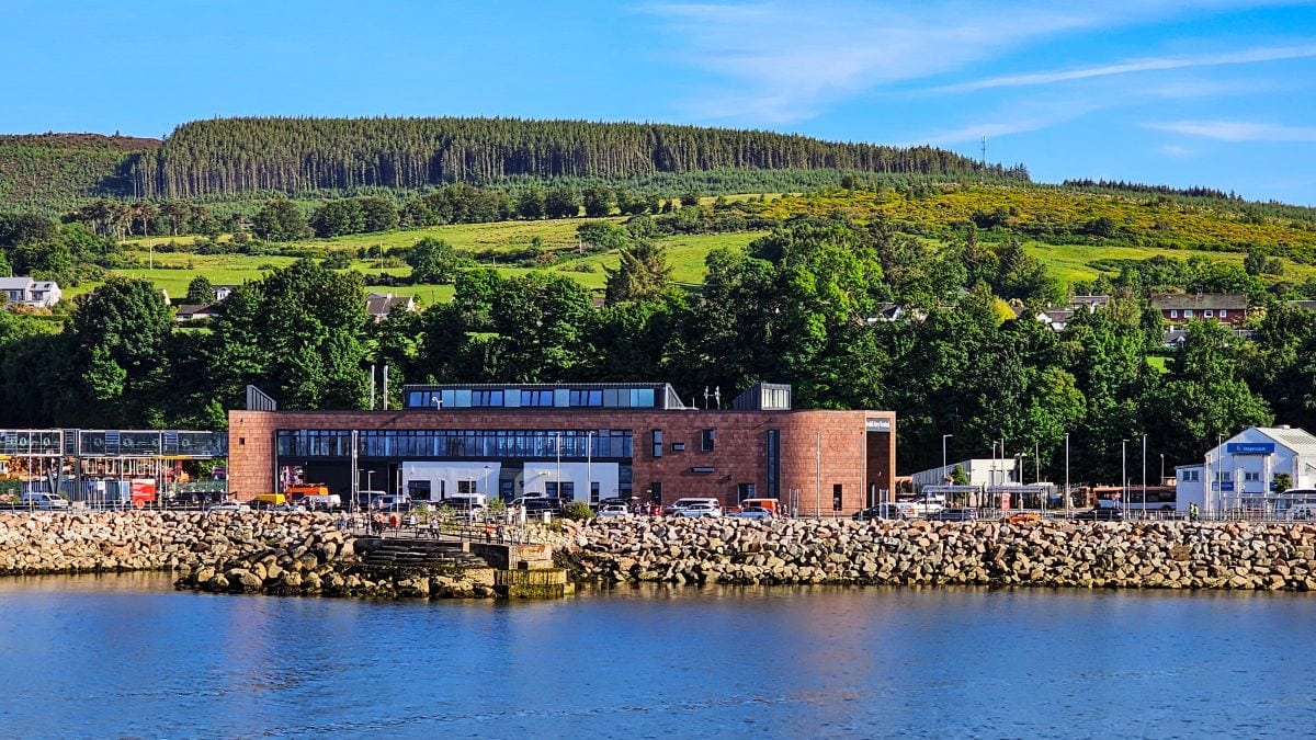 Ausblick auf den Fährterminal auf der Insel Arran