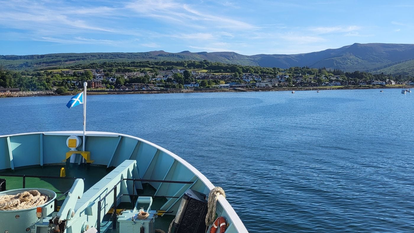 Fähre in der Anfahrt auf die Insel Arran in Schottland