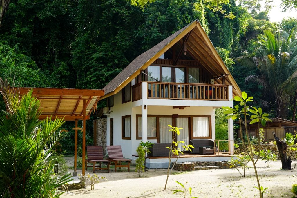 Seitliche Frontansicht der Gartenvilla im Saronde Island Resort