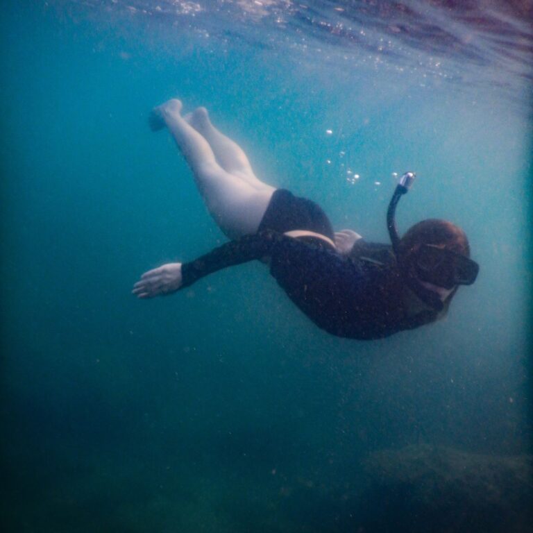 Schnorcheln auf Koh Lanta: Theresa von Reisekröten beim Schnorcheln vom Strand, am Khlong Chak Beach