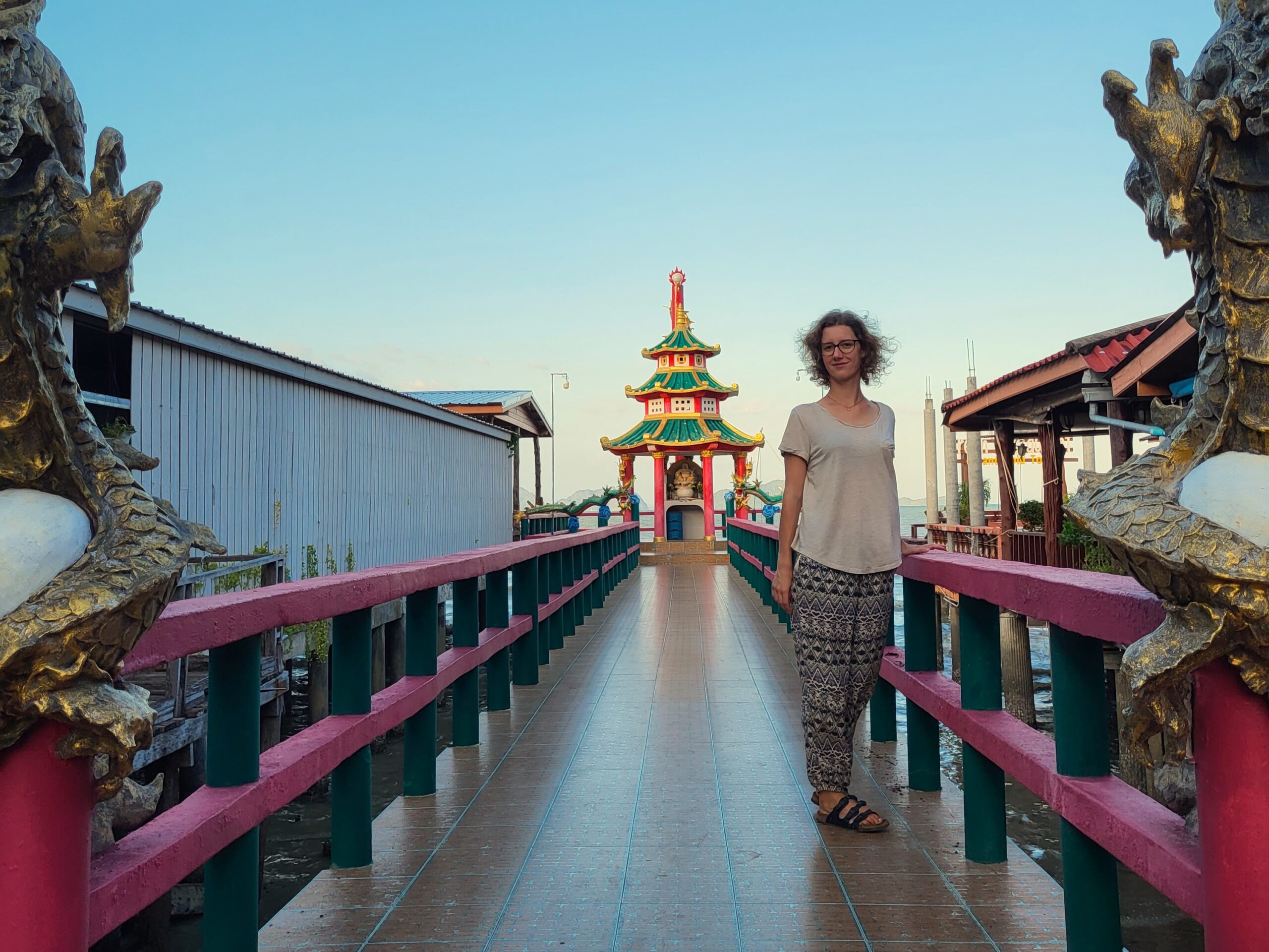 Theresa von Reisekröten in Old Town, Koh Lanta, vor einem chinesischen Tempel
