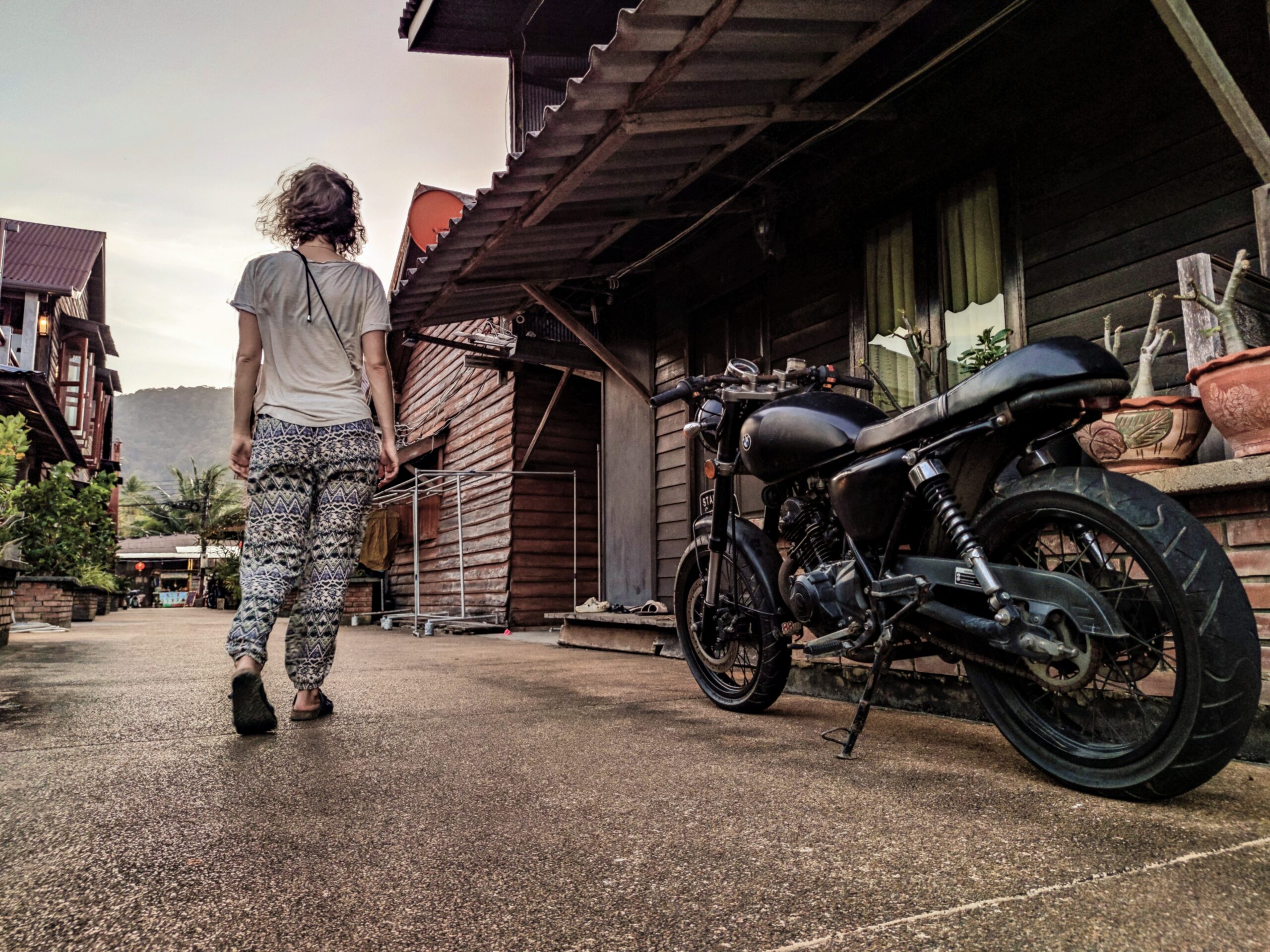 Theresa von Reisekröten, neben Motorrad, in Old Town Koh Lanta
