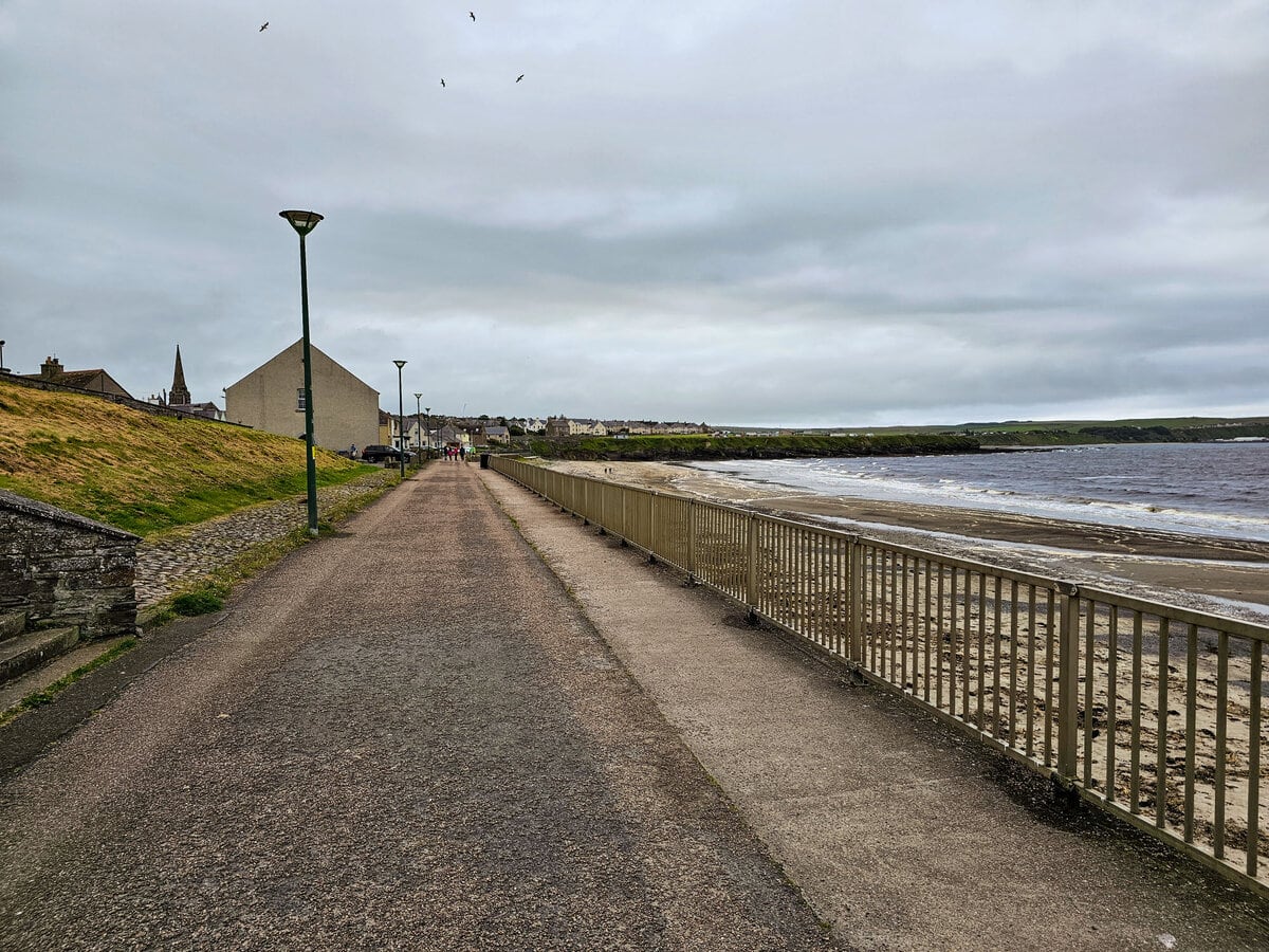 Strandpromenade von Thurso an der Nordküste von Schottland