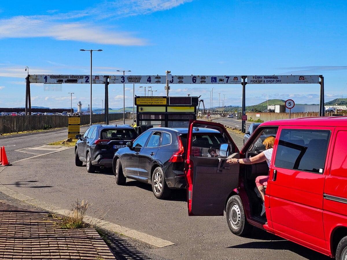 Warten vor dem Fährhafen Ardrossan auf die Fähre nach Arran