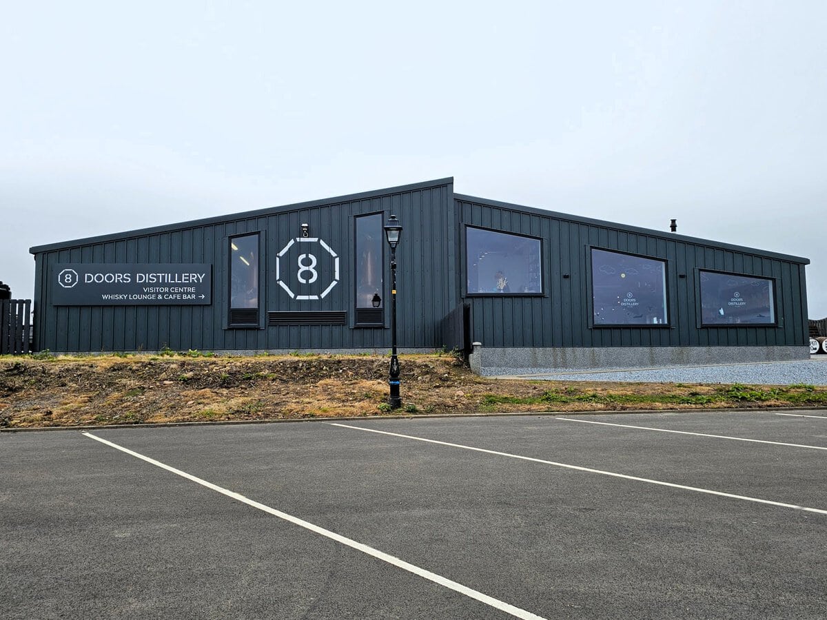 Die 8 Doors Distillery in John o' Groats im Norden von Schottland