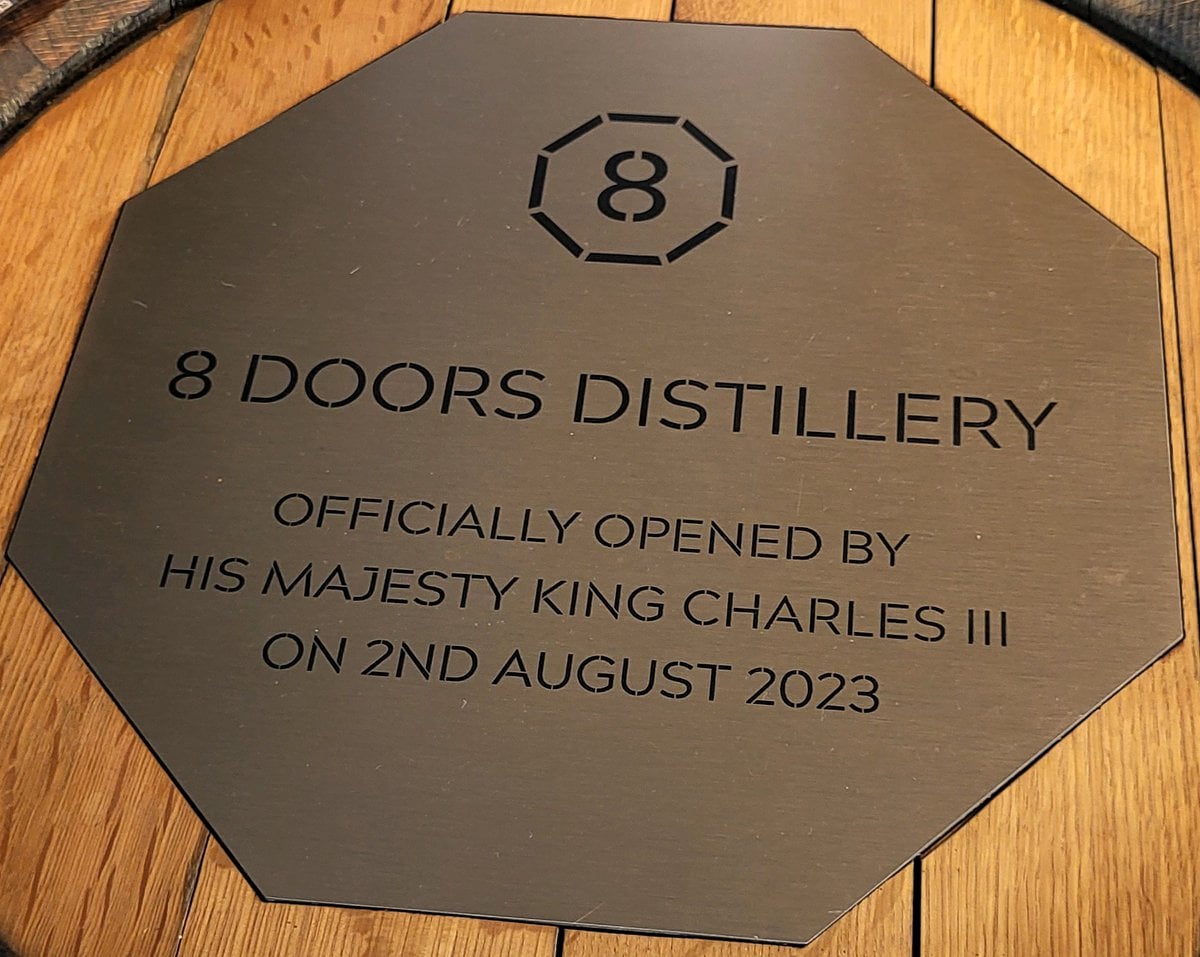 8 Doors Distillery Logo achteckig