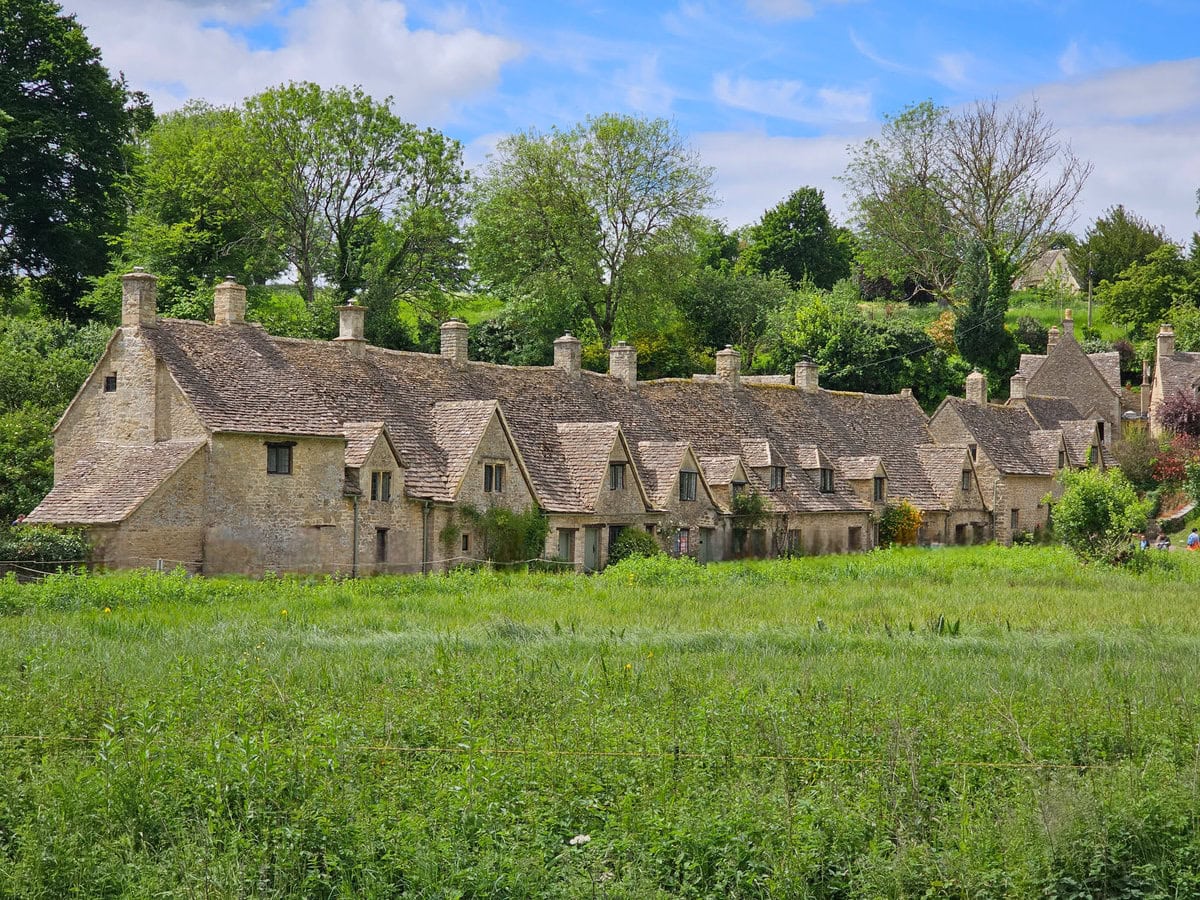Der Ort Bibury in den Cotswolds von England