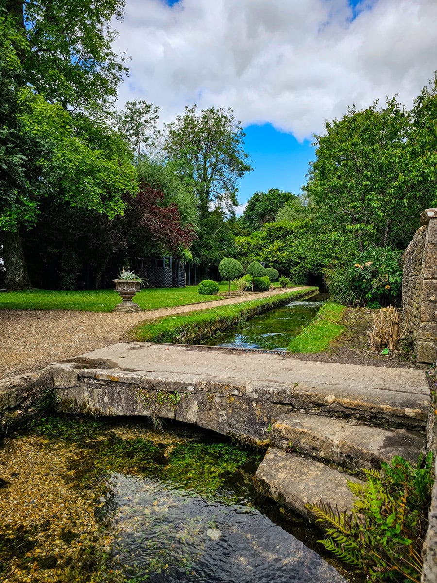 Der Cotswolds Ort Bibury in England