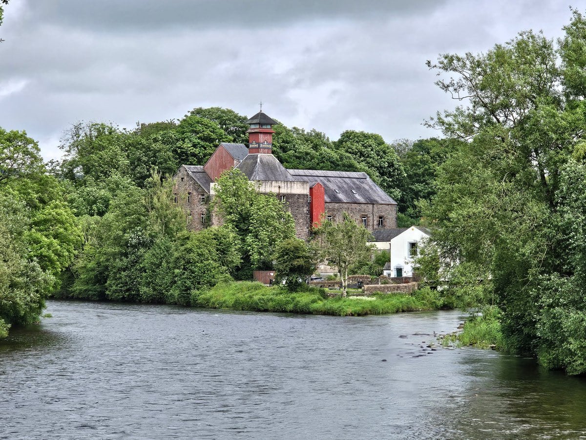 Der Fluss Cocker in der Stadt Cockermouth im Lake District in Nordengland
