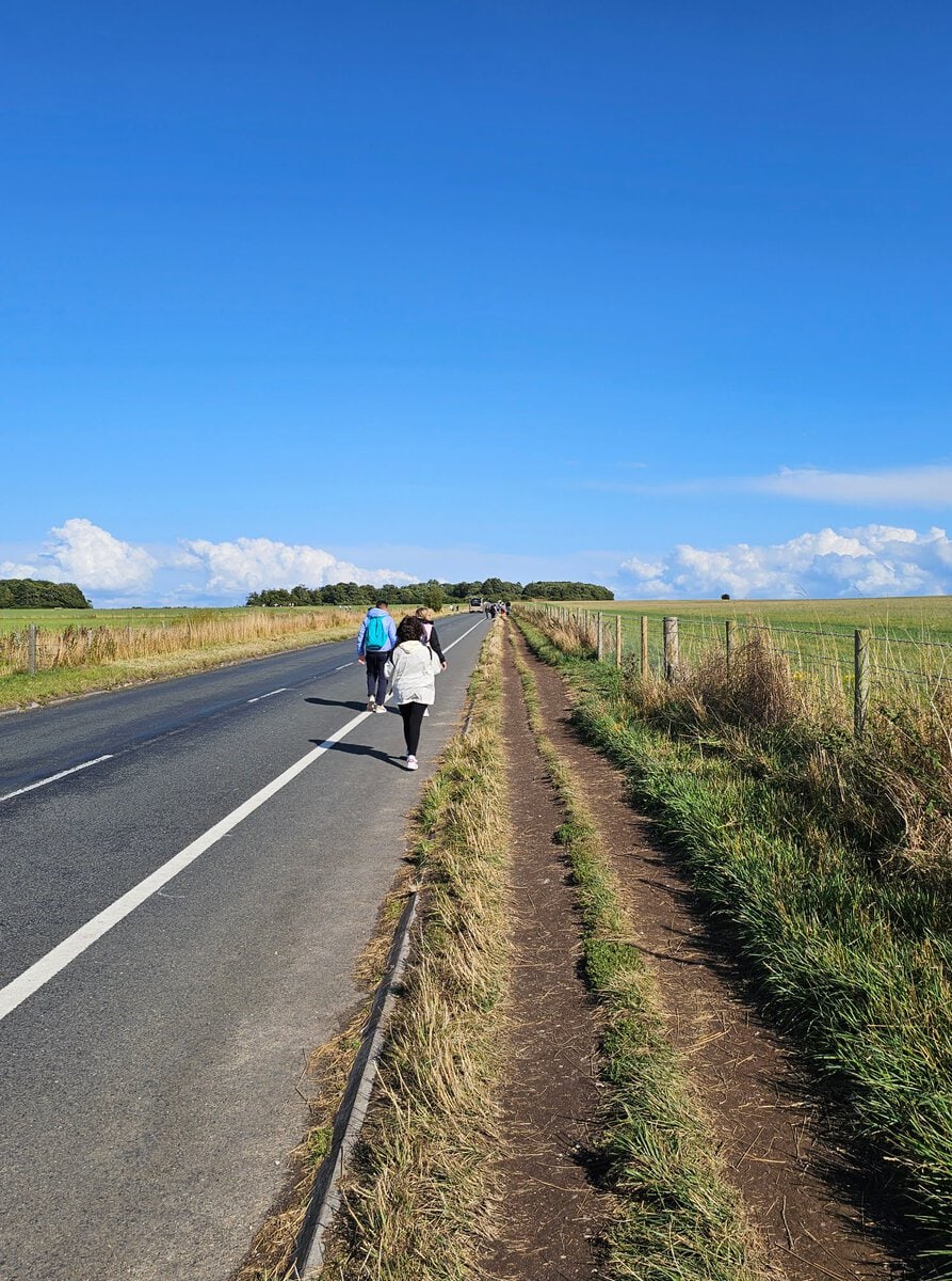 Fußweg zu Stonehenge vom Besucherzentrum aus