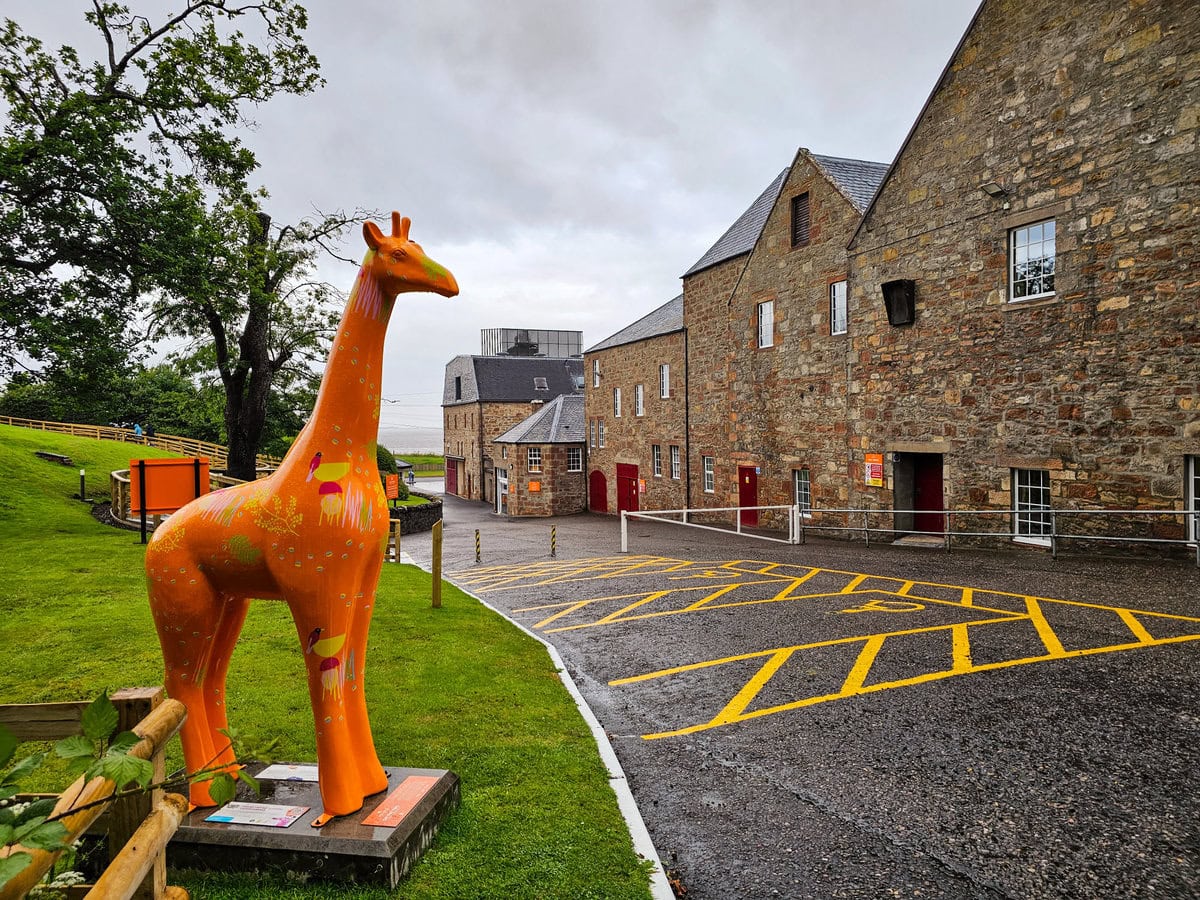 Giraffen Statue bei der Glenmorangie Destillerie in Tain, Schottland