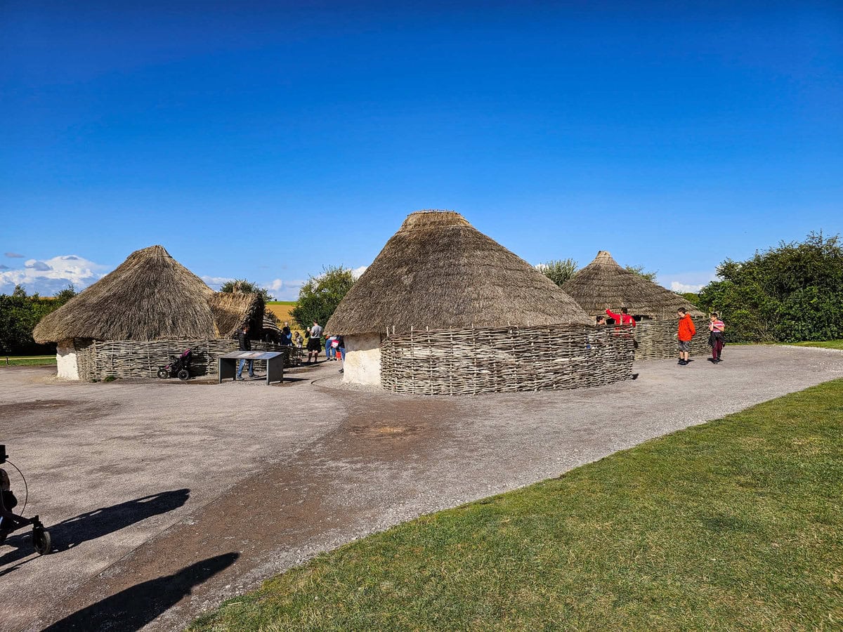 Nachbau von Lehmhäusern bei Stonehenge