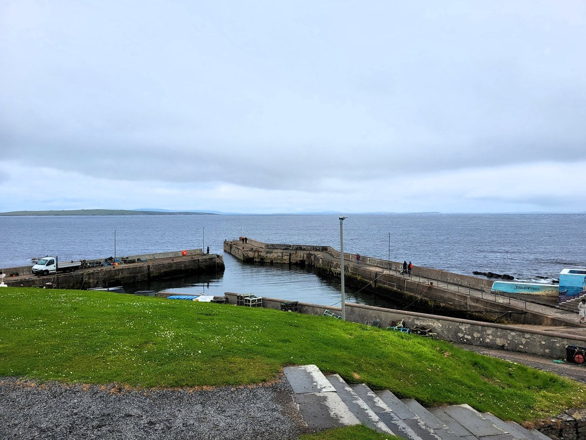 Hafen von John o' Groats mit Blick bis nach Orkney