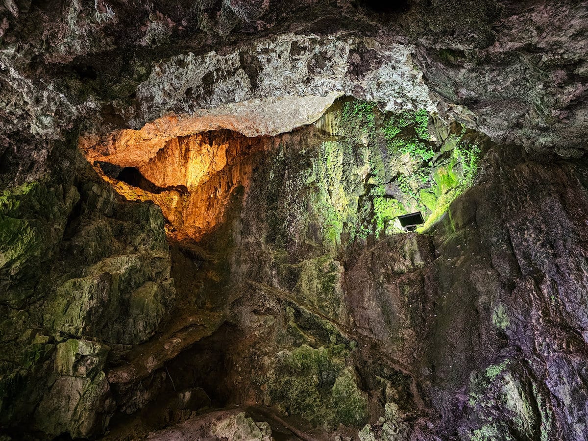 Beleuchtete Höhlendecken der Smoo Caves in Durness