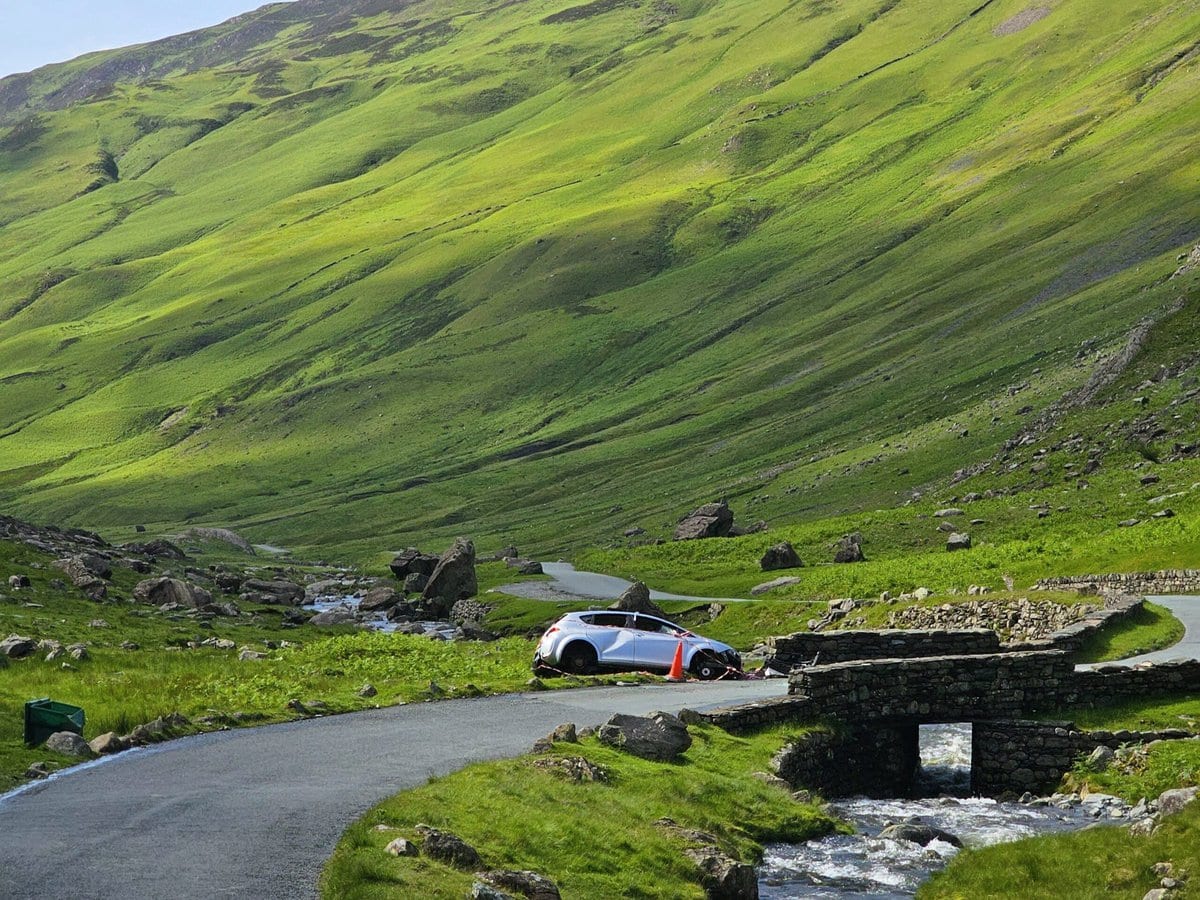 Unfall-Fahrzeug auf dem Honister Pass im Lake District
