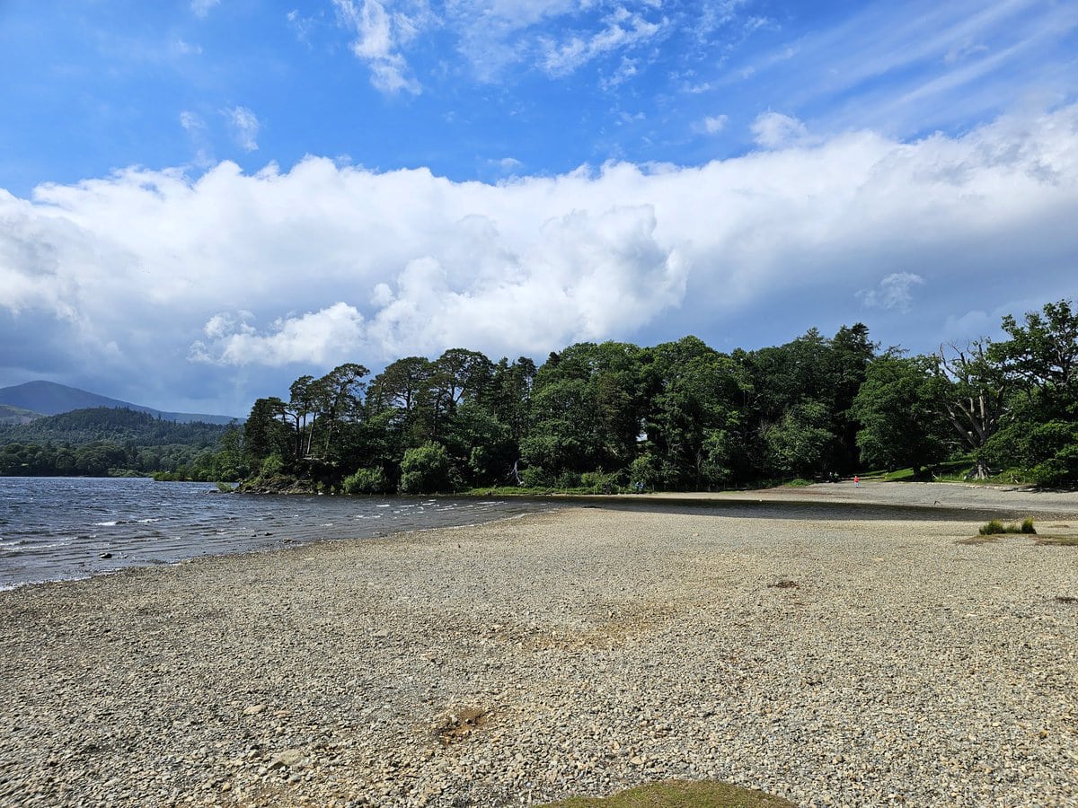 Kieselstrand am Derwent Water bei Keswick, zum Baden rund um den Friars Crag