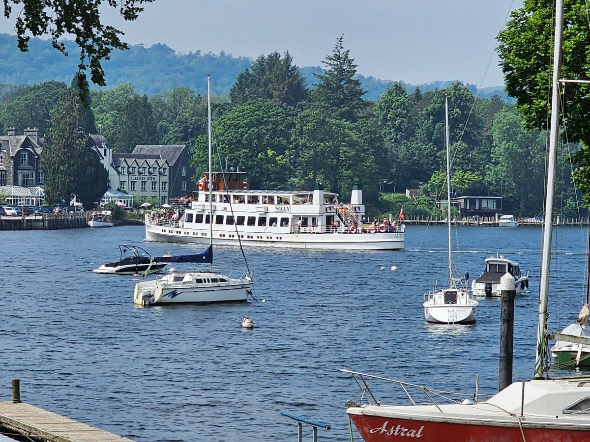 Ausflufsboot auf dem Lake Windermere im Lake District