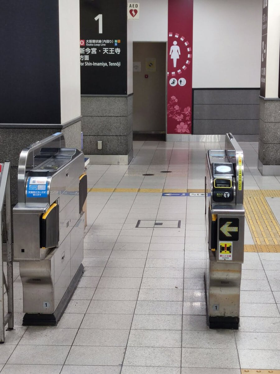 Schranken am Bahnhof in Japan