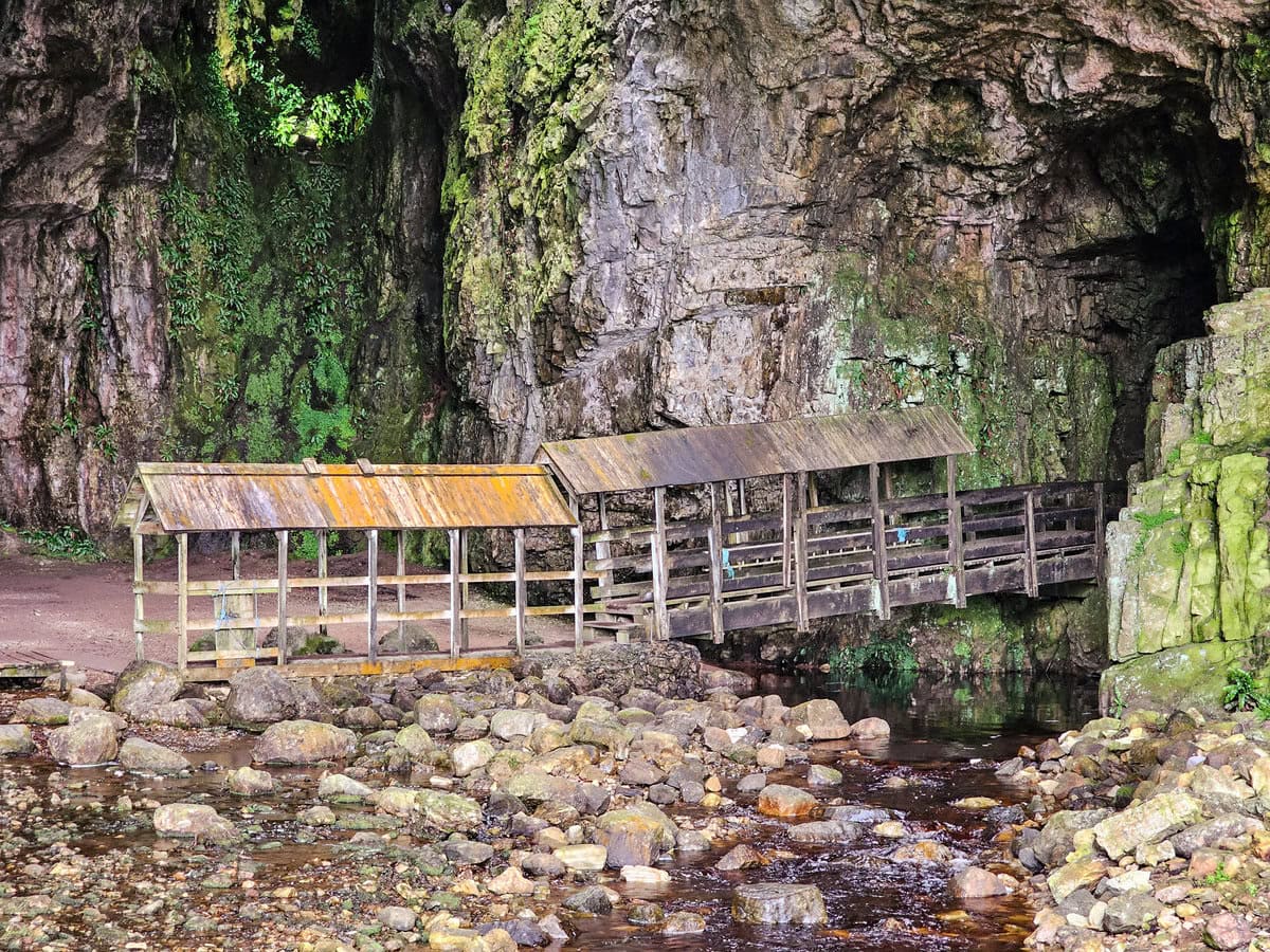 Hölzerner Steg in den smoo Caves von Durness