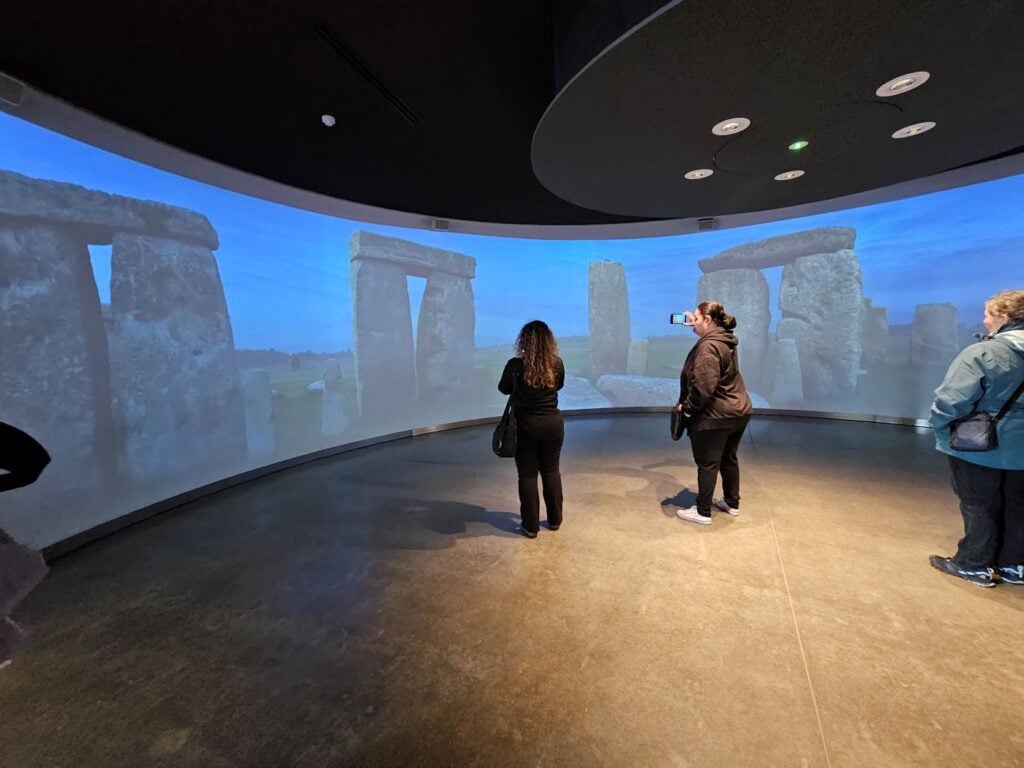 Ausstellung bei Stonehenge mit virtuellem Steinkreis