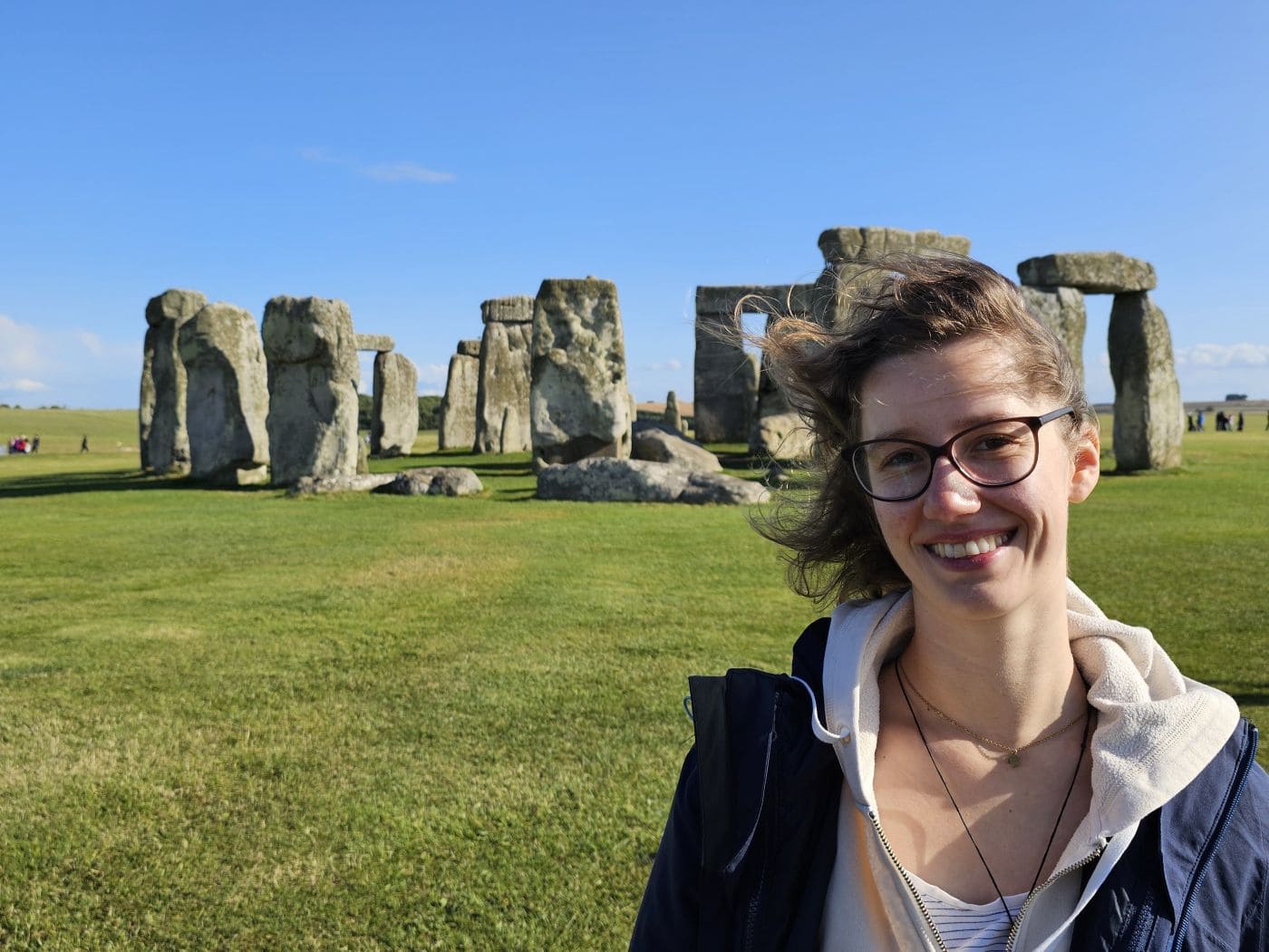 Theresa von Reisekröten am Steinkreis von Stonehenge