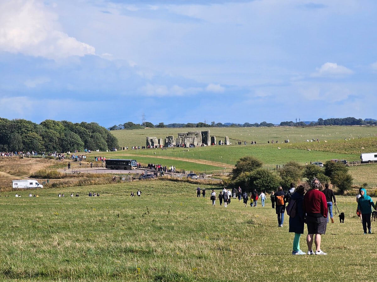 Zu Fuß zu den Steinkreisen von Stonehenge laufen