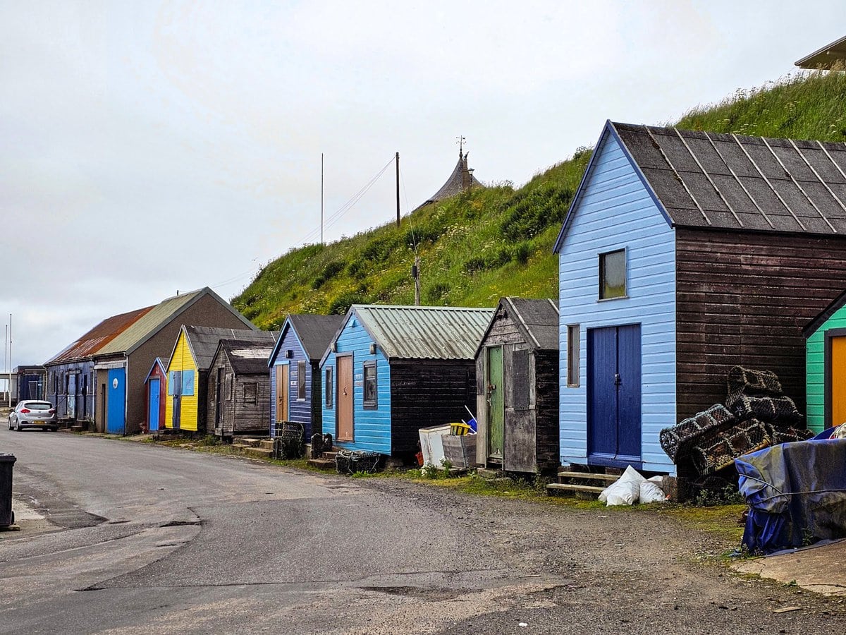 Häuser am Hafen von Wick in Schottland