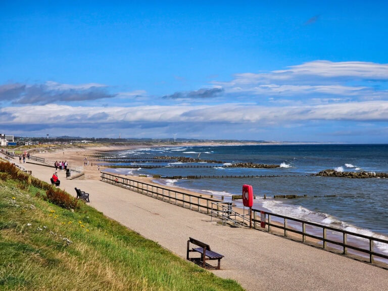 Strand von Aberdeen in Schottland mit Fußgängerweg