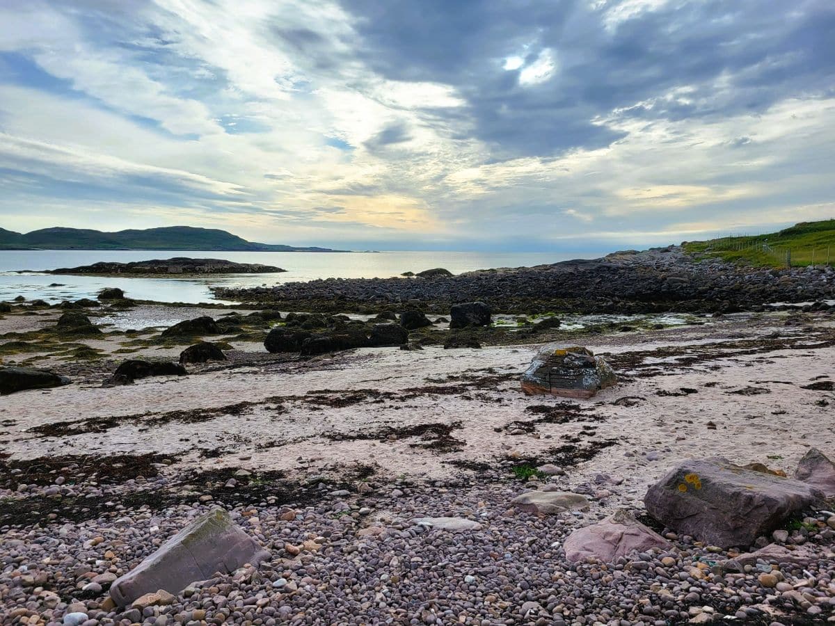 Sonnenuntergang an der Westküste von Schottland auf der Coigach Halbinsel in Altandhu