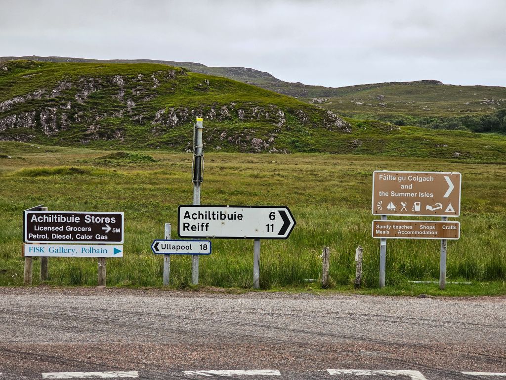 Ortsschilder und Wegweiser nach Achiltibuie