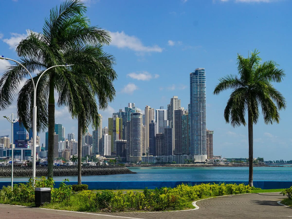 Panamas Bankenviertel: Hier werden Milliarden verwaltet. Mit diesen Kreditkarten kannst du in Panama bezahlen und Geld abheben.