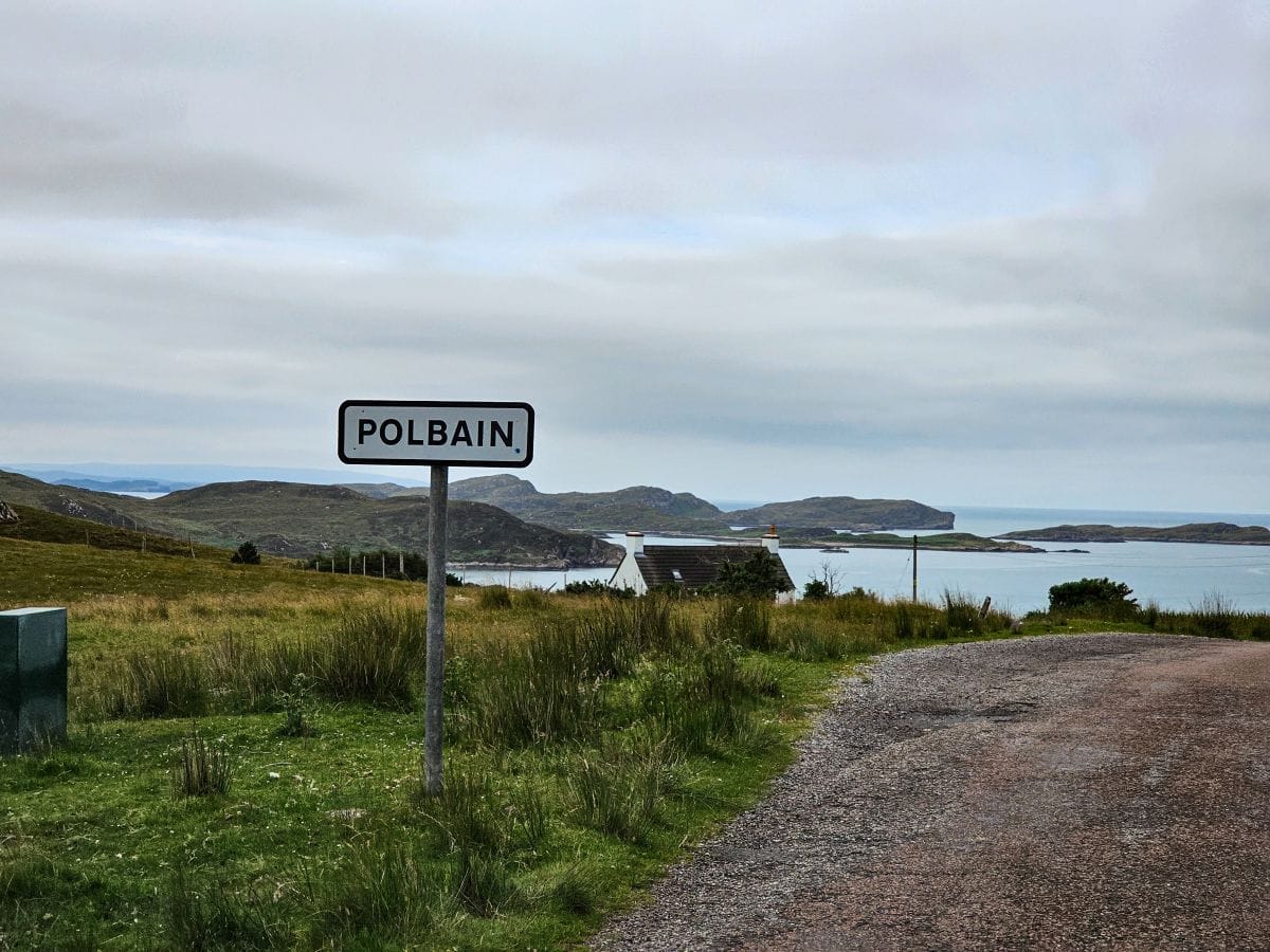 Ortseingang von Polbain in den schittischen Highlands