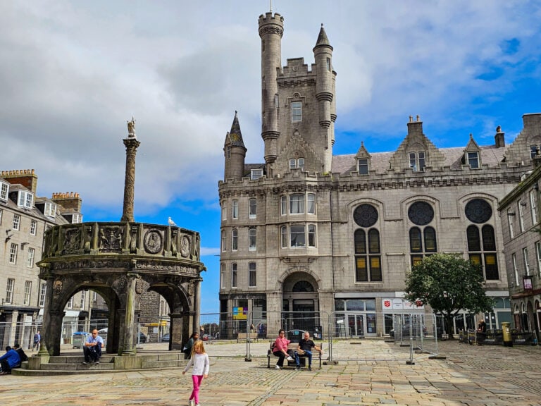 Aberdeen, die Silver City von Schottland: Mercat Cross und Union Square